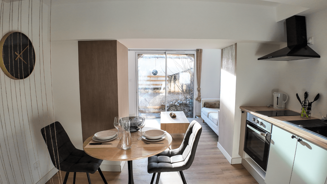 Cuisine et séjour rénovés — réalisation REVEST Jean