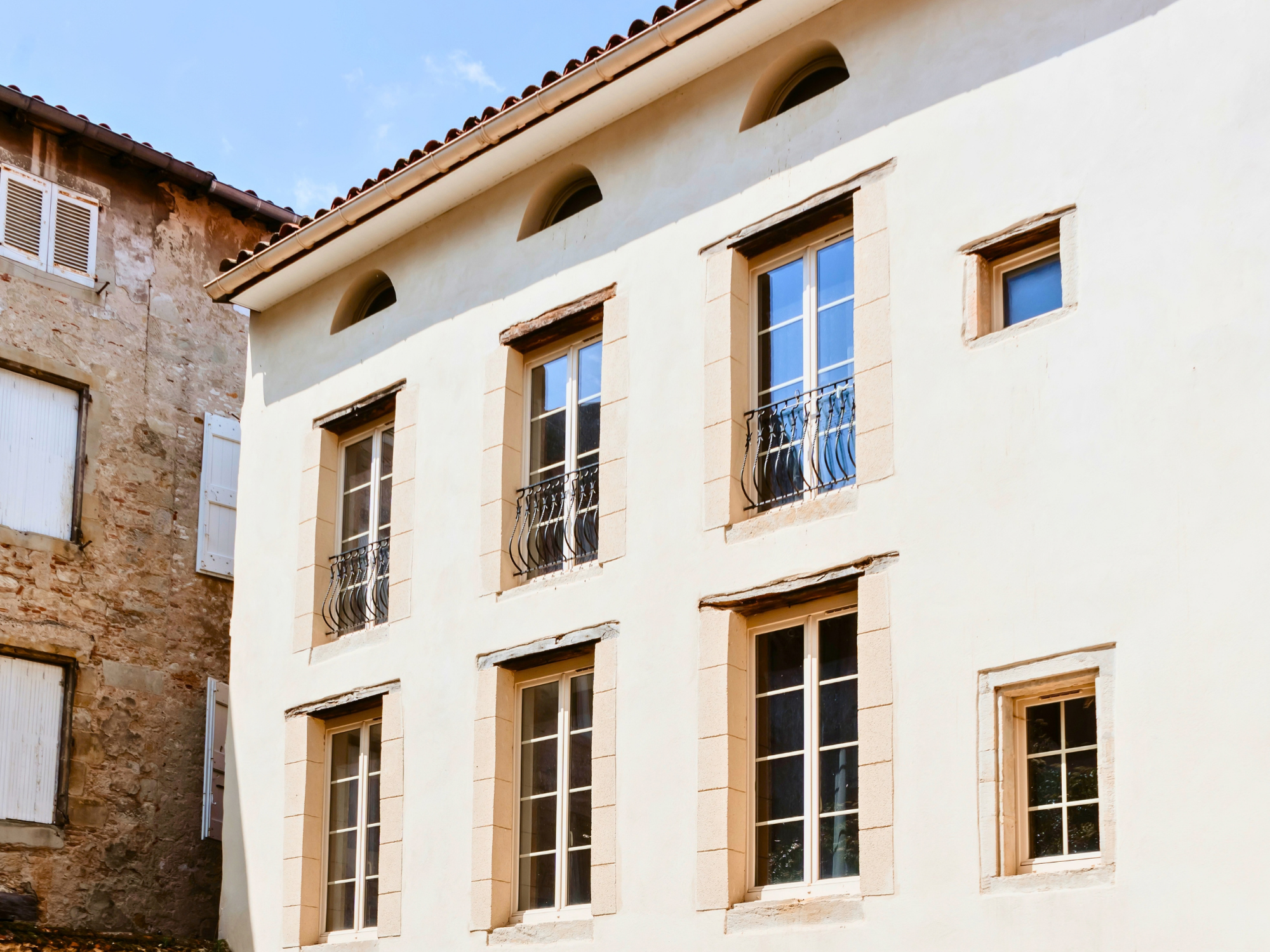 Façade d’un immeuble ancien rénové REVEST