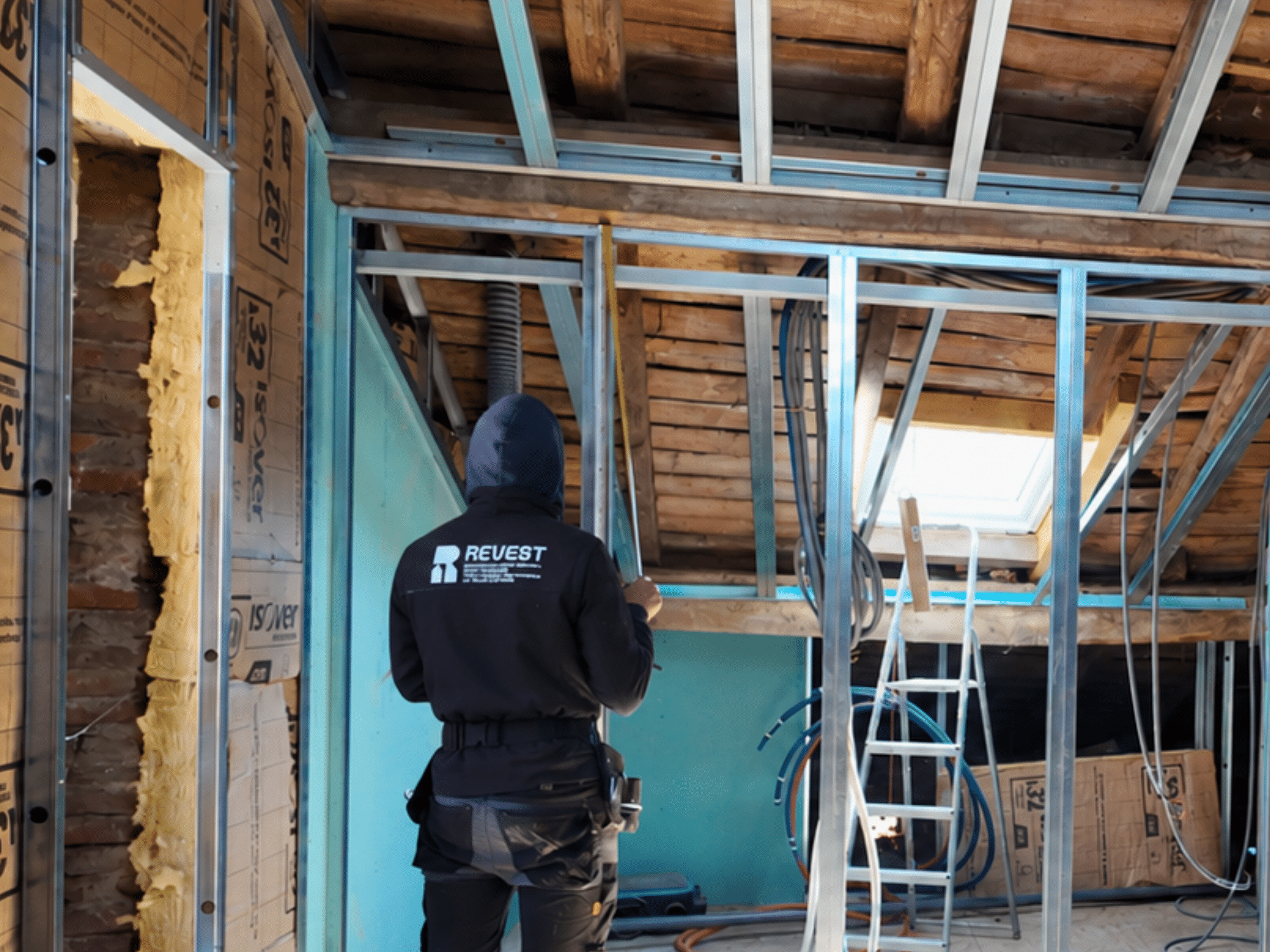 Fabrication du logement par une équipe REVEST